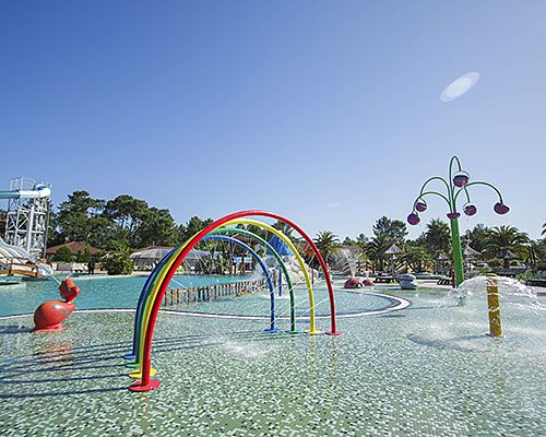 jeux d'eau dans la piscine du camping Lac de Biscarrosse